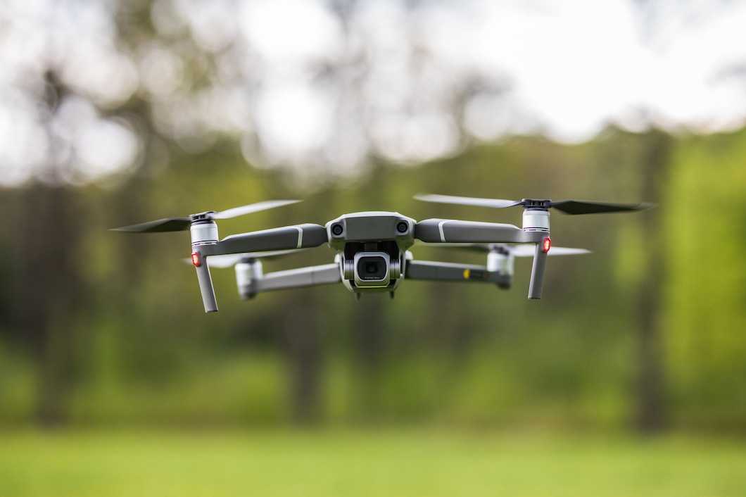 Podstawy latania dronem z kamerą dla początkujących: od wyboru modelu do pierwszego lotu